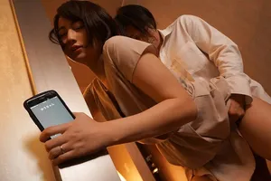 Cô vợ đi họp lớp rồi xoạc với nyc mặc cho Ông chồng ở nhà chờ