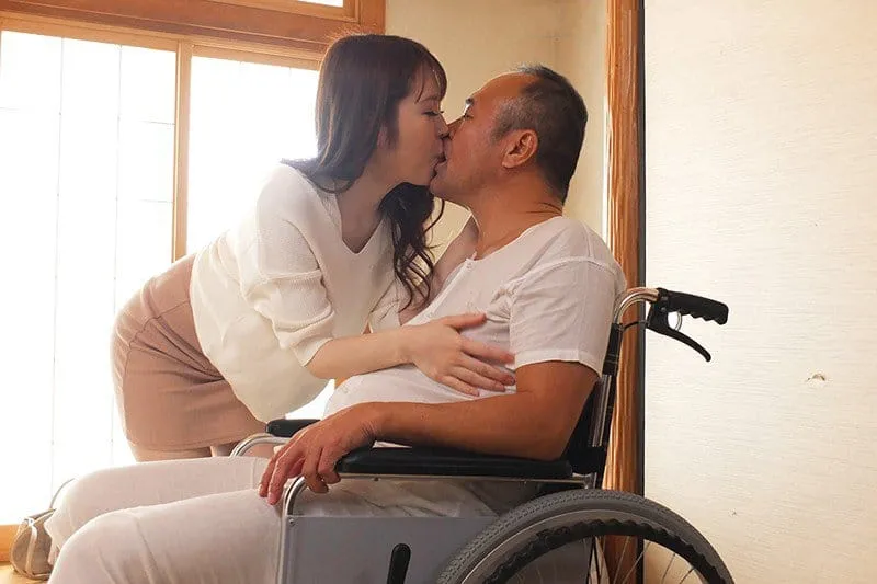 Vợ của con trai hiếu thảo chăm sóc bố Người chồng tàn tật