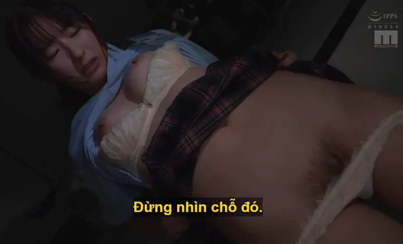 Ông sếp mưu tính "làm tình" với em nhân viên kiêu kỳ lười nhác, suốt ngày chỉ chăm chăm chat chit cùng bạn trai.
